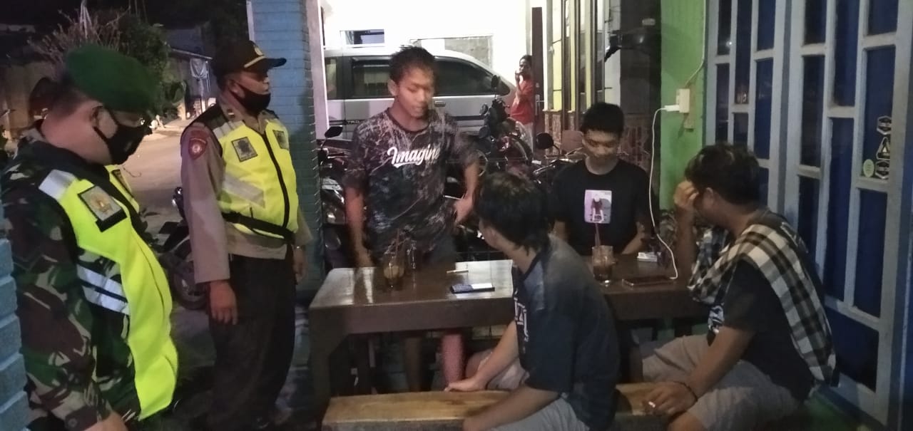 TIM GABUNGAN SATGAS COVID 19 BOYOLALI KOTA MELAKSANAKAN OPERASI YUSTISI PEMBERLAKUAN PEMBATASAN KEGIATAN MASYARAKAT ( PPKM ) DI WILAYAH BOYOLALI KOTA