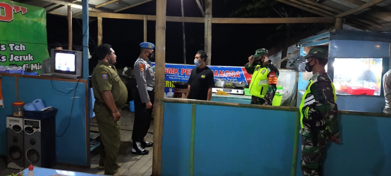 Polsek Musuk Polres Boyolali Bersama Tim Gugus Covid-19 Kecamatan Melakukan Operasi Yustisi Tindak lanjut PPKM