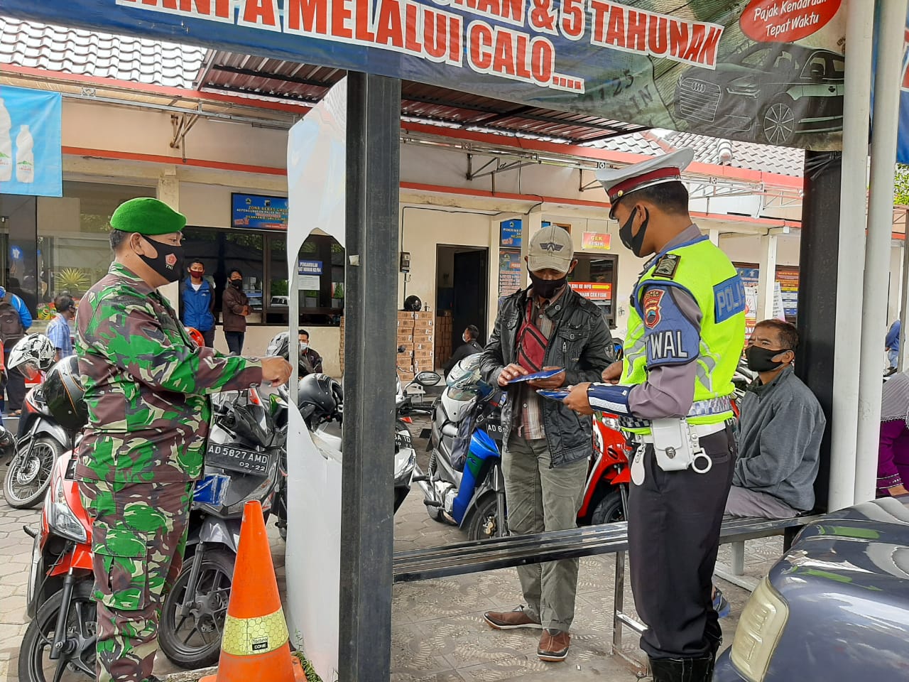 Tak Kenal Hari Libur, Satgas Covid-19 Boyolali Bagikan 1350 Masker