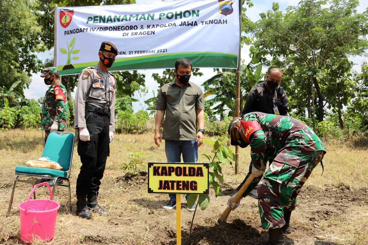 Dukung Ketahanan Pangan, Kapolda Jateng Bersama Pangdam IV Diponegoro Tanam Pohon Buah di Sragen