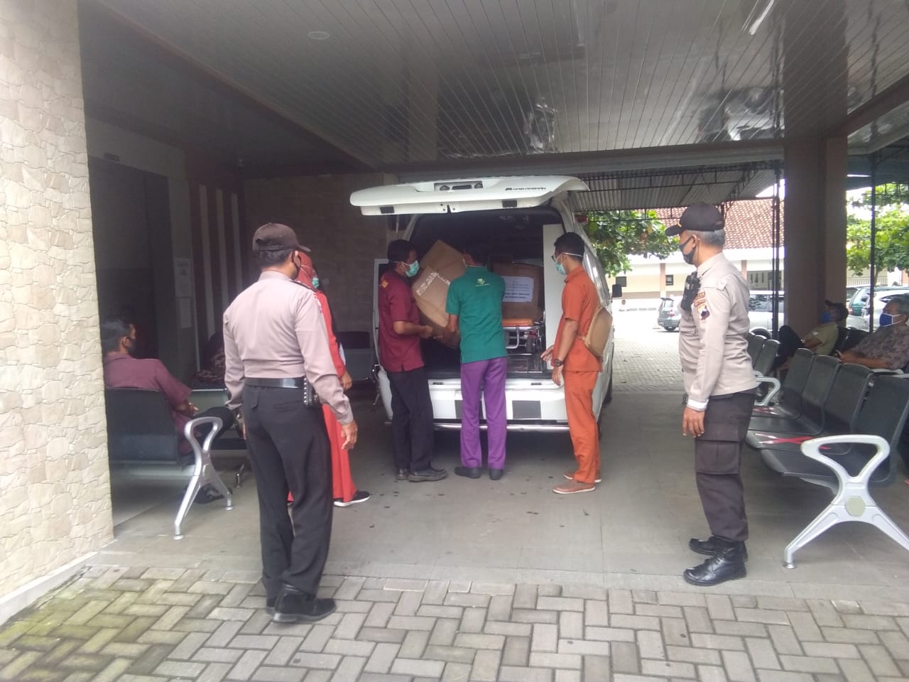 POLRES BOYOLALI PENGAWALAN PENGAMBILAN VAKSINASI COVID-19 DARI DINKES BOYOLALI TAHAP PERTAMA TENAGA KESEHATAN DI WILAYAH KEC. SAMBI