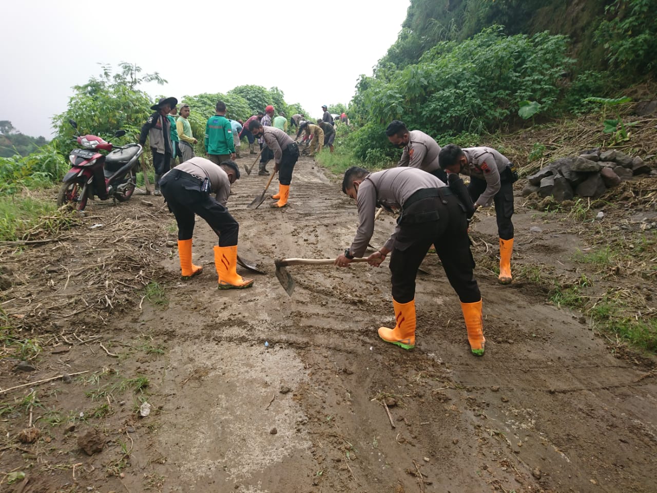 Polres Boyolali Bersama Warga Gotong Royong Membersihkan Material Longsor di Wilayah Kecamatan Cepogo