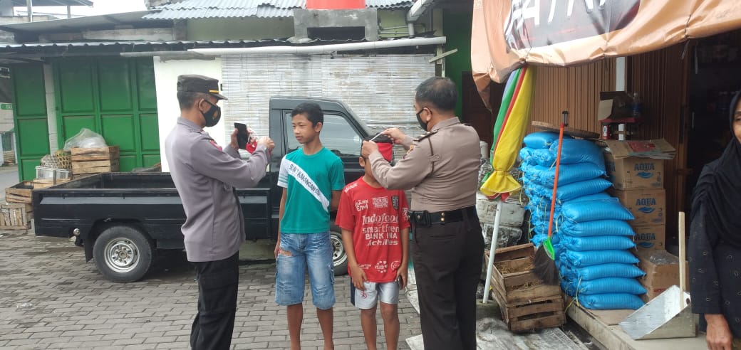 “Polres Boyolali Pembagian Masker Gratis Di Pasar Tradisional Kebonluwak Desa Ringinlarik, Musuk”
