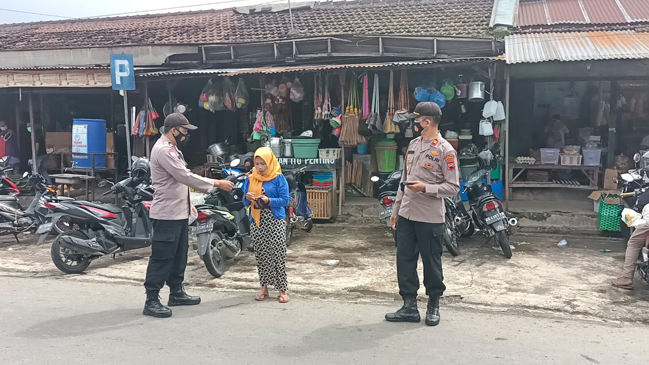 Polsek Cepogo Polres Boyolali Sosialisasi Surat Edaran Gubernur Jateng dan Bupati Boyolali dan Bagi Masker