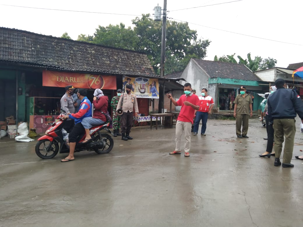 Tim gugus tugas kecamatan Wonosegoro dan Polres Boyalali menekan penyebaran Virus Corona