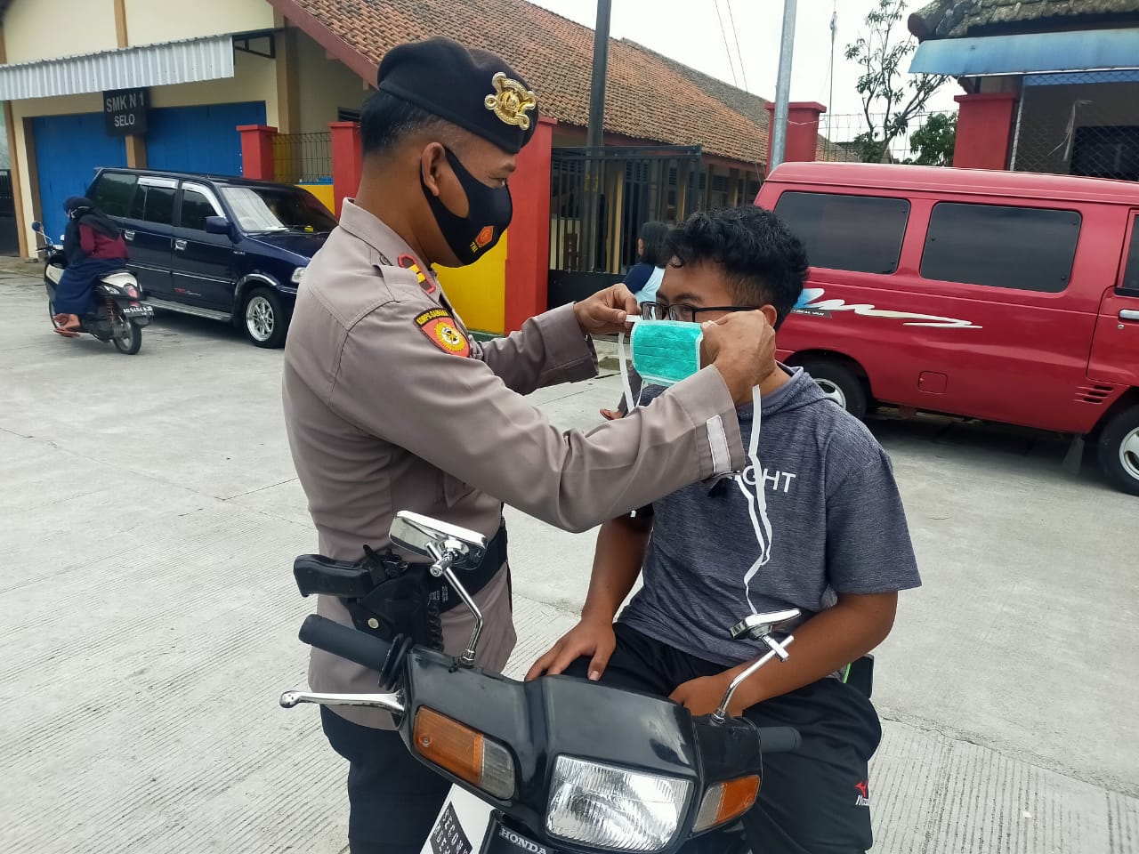 Polres Boyolali Sosialisasi Surat Edaran Gubernur Jateng tentang Perpanjangan Pemberlakukan Pembatasan Kegiatan Masyarakat Dan Pembagian Masker Gratis Wilayah Kecamatan Selo