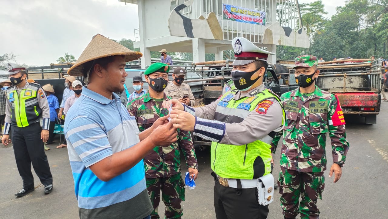 Boyongan Pasar Hewan, Satgas Covid-19 Bagikan 1500 Masker