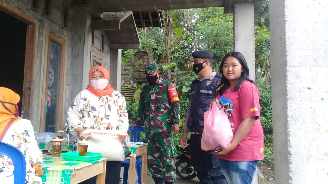 Bhabinkamtibmas Polres Boyolali Pengamanan Penyaluran Bantuan Pangan Non Tunai ( BPNT ) Bulan Februari 2021