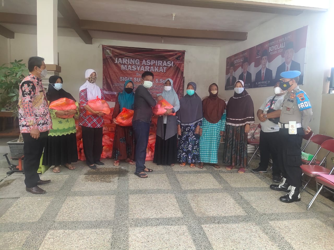 POLRES BOYOLALI PAM GIAT RESES DAN BAKTI SOSIAL PEMBAGIAN SEMBAKO DI BALAI DESA TEGALREJO SAWIT BOYOLALI