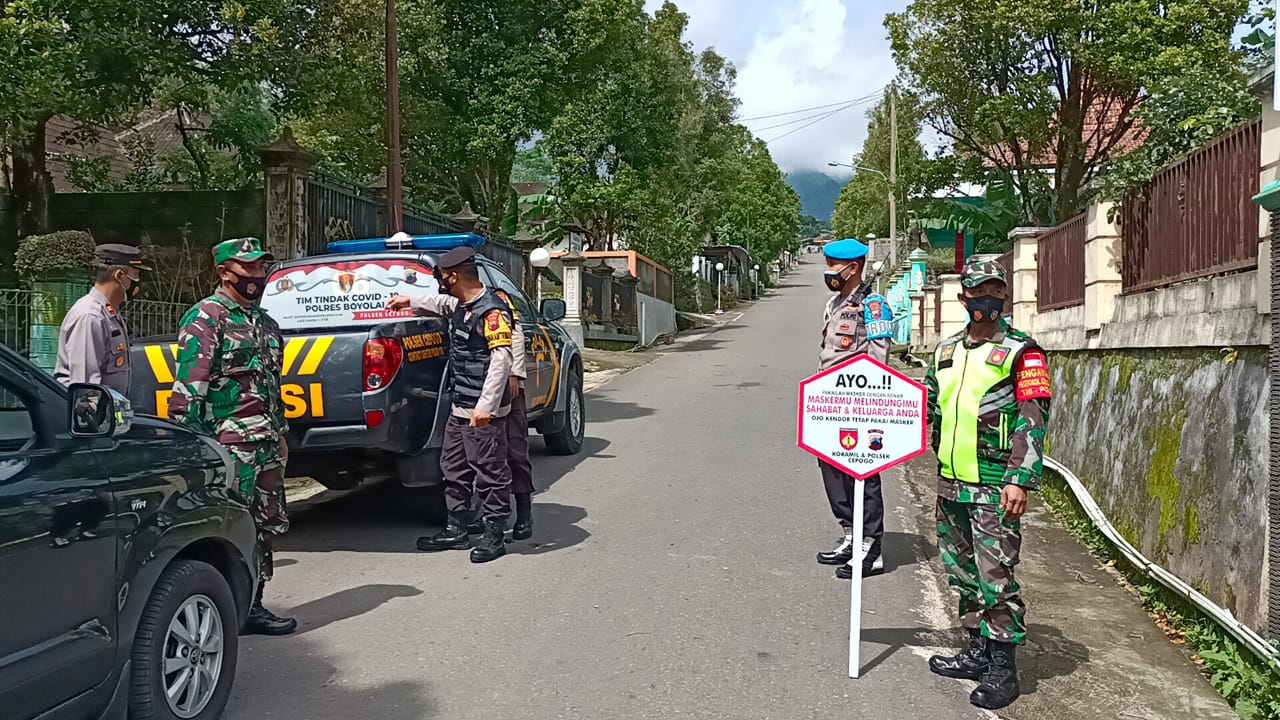 Gugus Covid Kecamatan Cepogo dan Polres Boyolali Memberikan Bantuan Sembako Kepada Keluarga Terpapar Covid