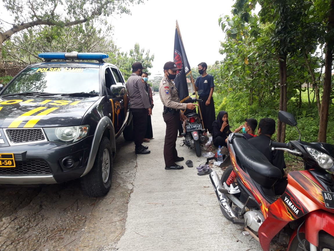Patroli Polsek Sambi Polres Boyolali Pantau Kegiatan Siraman Tahta Mataram di Lapangan Desa Tempursari Kecamatan Sambi