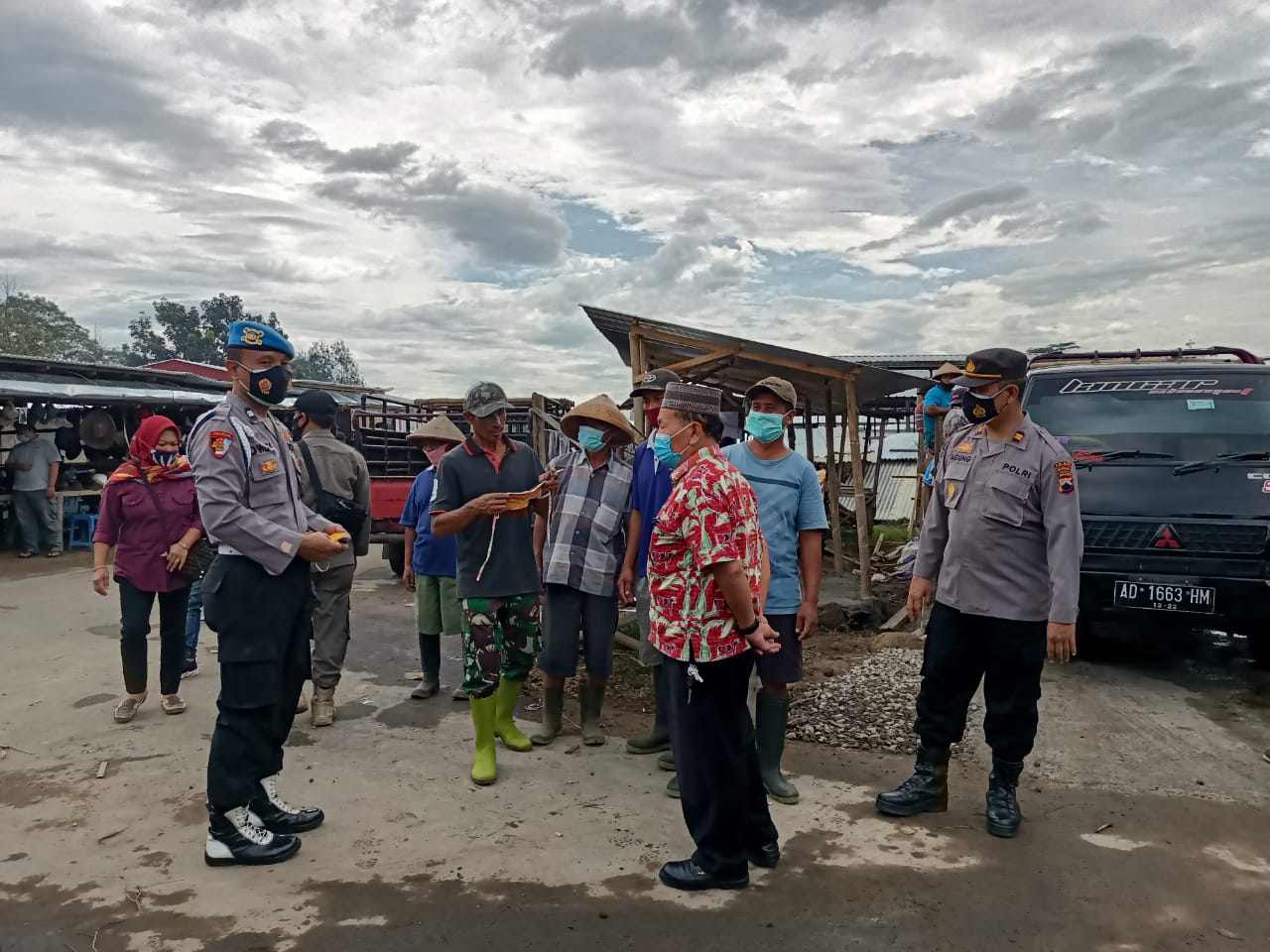 Gugus Tugas Covid Kecamatan Cepogo Bersama Polres Boyolali Ops Yustisi dan Bagikan Masker Gratis Di Pasar Sapi Cepogo
