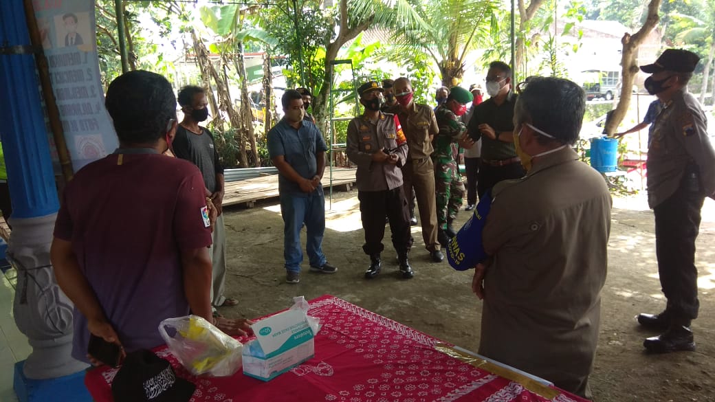 Polres Boyolali Melaksanakan Kegiatan Penegakan Surat Edaran  Gubernur  dan Bupati  Terkait dengan  PPKM Mikro Dalam Hajatan  Warga.