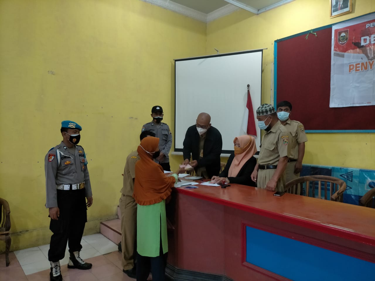 Polsek Cepogo Polres Boyolali Pengamanan Penyaluran BLT DD Tahap II Tahun 2021 Wilayah Kecamatan Cepogo