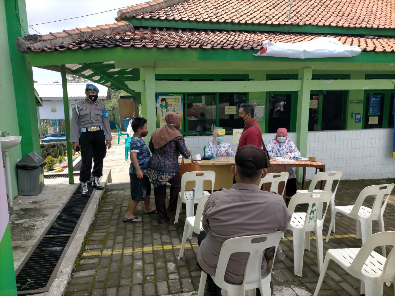 Polres Boyolali Pengamanan Pelaksanaan Vaksin Covid-19 Sinovac di Puskesmas Cepogo