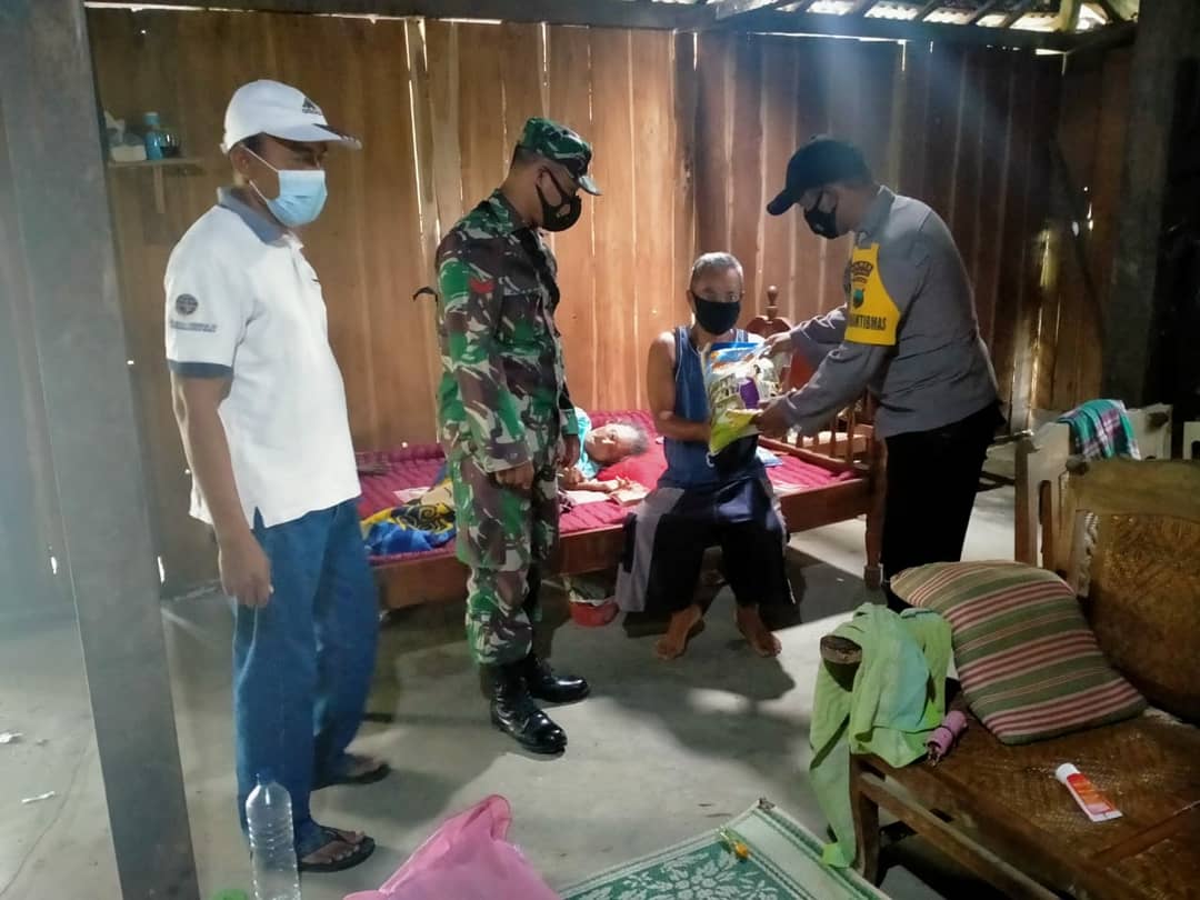 Bhabinkamtibmas dan Babinsa bersinergi melaksanakan kegiatan Baksos.