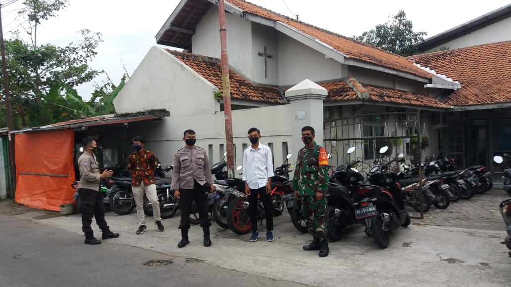 PERINGATAN PASKAH, KAPOLSEK SAWIT PIMPIN PENGAMANAN GEREJA