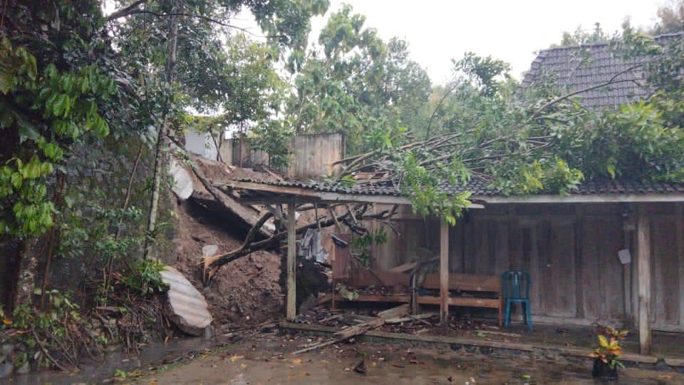Rumah Zailani (78) Warga Plumbon Rt. 017 Rw. 003 Ds. Ngaglik Sambi Menjadi Sasaran Tanah Longsor Akibat Hujan Deras