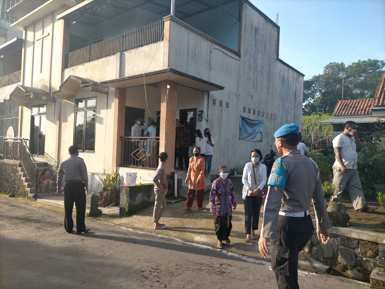 Sinergitas TNI – Polri Dalam Pengamanan Ibadah Paskah di Wilayah Cepogo