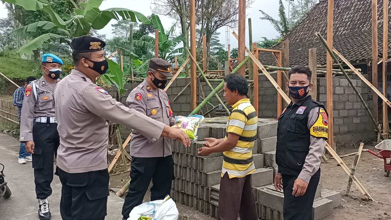 Polsek Cepogo Memberikan Bantuan Dalam Pembangunan Rumah Warga