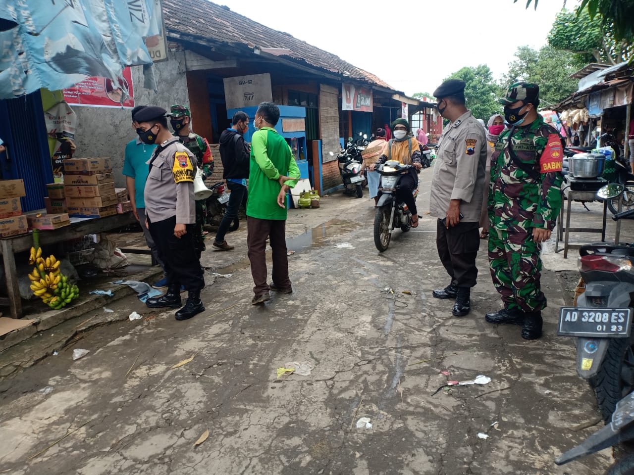 Bhabinkamtibmas Polsek Andong Polres Boyolali Ajak  Warga Taati Prokes Covid-19
