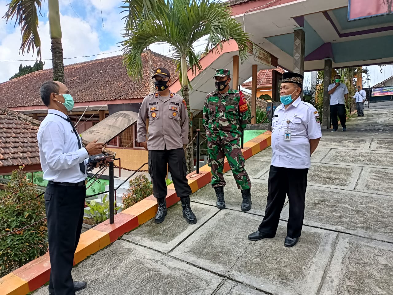 Kapolsek Cepogo Polres Boyolali Bersama Satgas Covid Kecamatan Monitoring Rencana Pembelajaran Tatap Muka Tingkat SMP