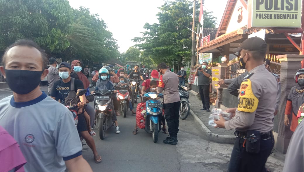 Polsek Ngemplak Bagi-bagi Takjil dan Masker Gratis