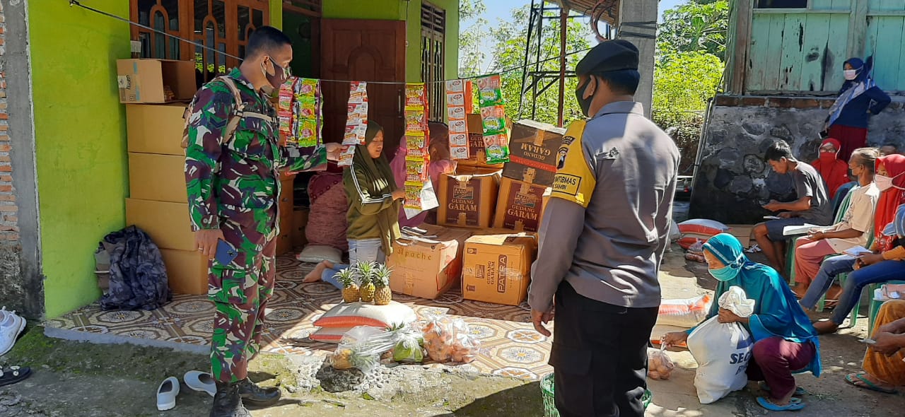 BHABINKAMTIBMAS POLSEK SAMBI BERSAMA BABINSA MELAKUKAN PENGAMANAN PENYALURAN BANTUAN BPNT BULAN MARET DAN APRIL 2021 MELALUI  E-WARUNG DI KEC SAMBI.