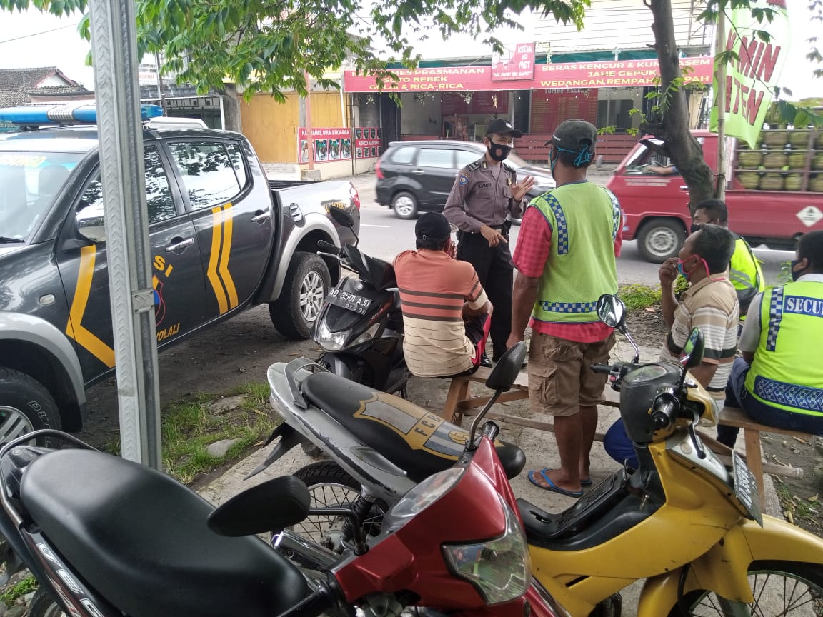 Kanit Binmas Polsek Mojosongo Polres Boyolali Blusukan Zone PPKM Berskala Mikro Antisipasi Pemudik