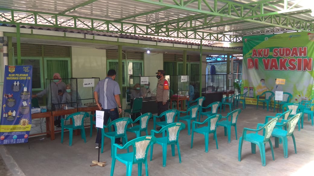 Polsek Teras Polres Boyolali Monitoring dan Pengamanan Kegiatan Vaksinasi COVID-19   Terhadap Guru SD/MI Kecamaran Teras