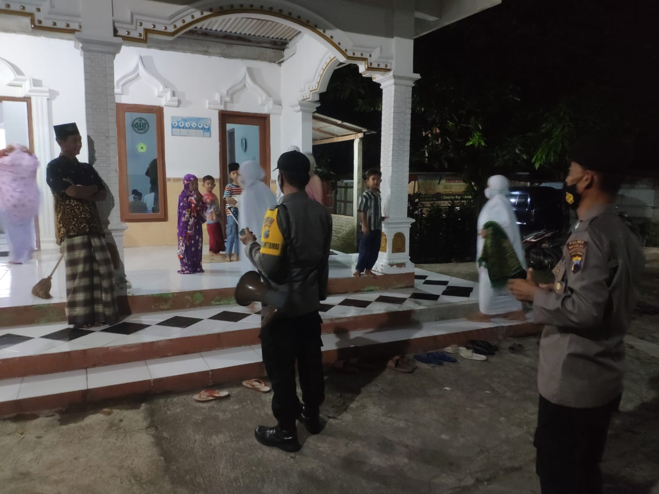Upaya Personil Polsek Juwangi Polres Boyolali cegah penularan Covid-19 saat sholat tarawih di masjid-masjid wilayah Kecamatan Juwangi