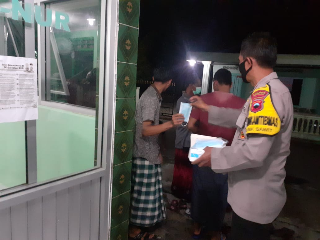 BHABINKAMTIBMAS POLRES BOYOLALI BRIPKA MUJIYONO DATANGI JAMAAH SHOLAT TARAWIH DAN BERIKAN MASKER GRATIS