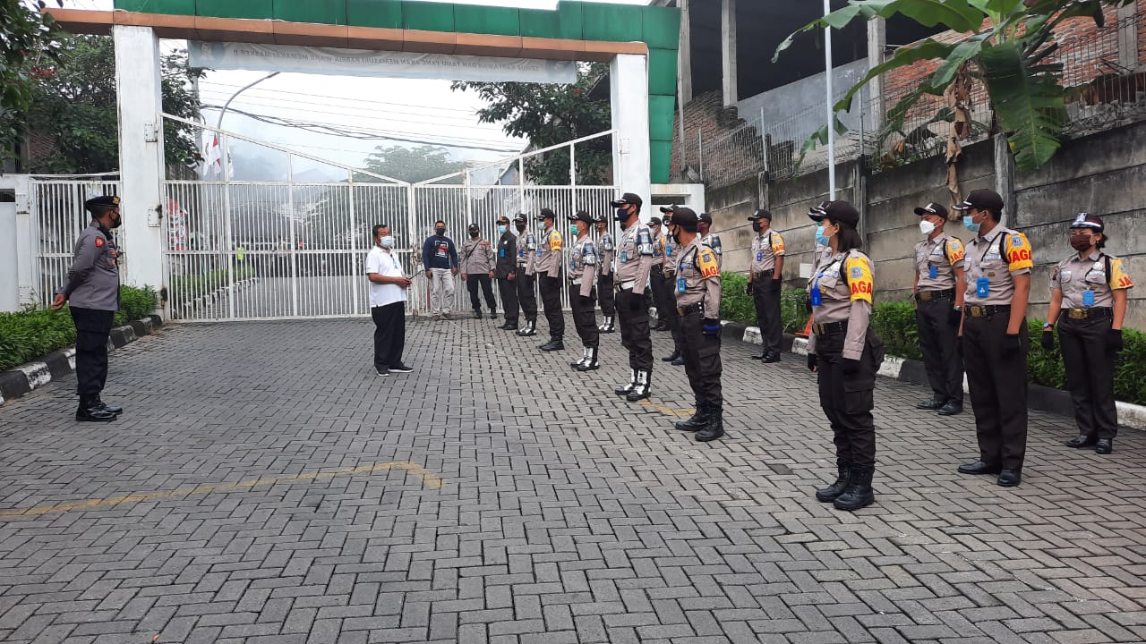 KAPOLSEK SAMBI POLRES BOYOLALI PIMPIN ANGGOTA LAKUKAN EKSTRA PENGAMANAN BERSINERGI DENGAN TNI KORAMIL 10/ SAMBI ANTISIPASI MOGOK KERJA KARYAWAN PT. ESGI SAMBI