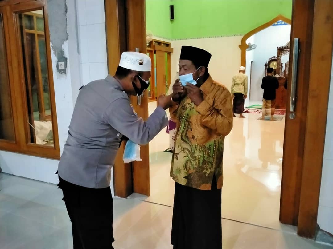 Bhabinkamtibmas Polres Boyolali bagikan Masker gratis di tempat ibadah, Tekan penyebaran covid 19