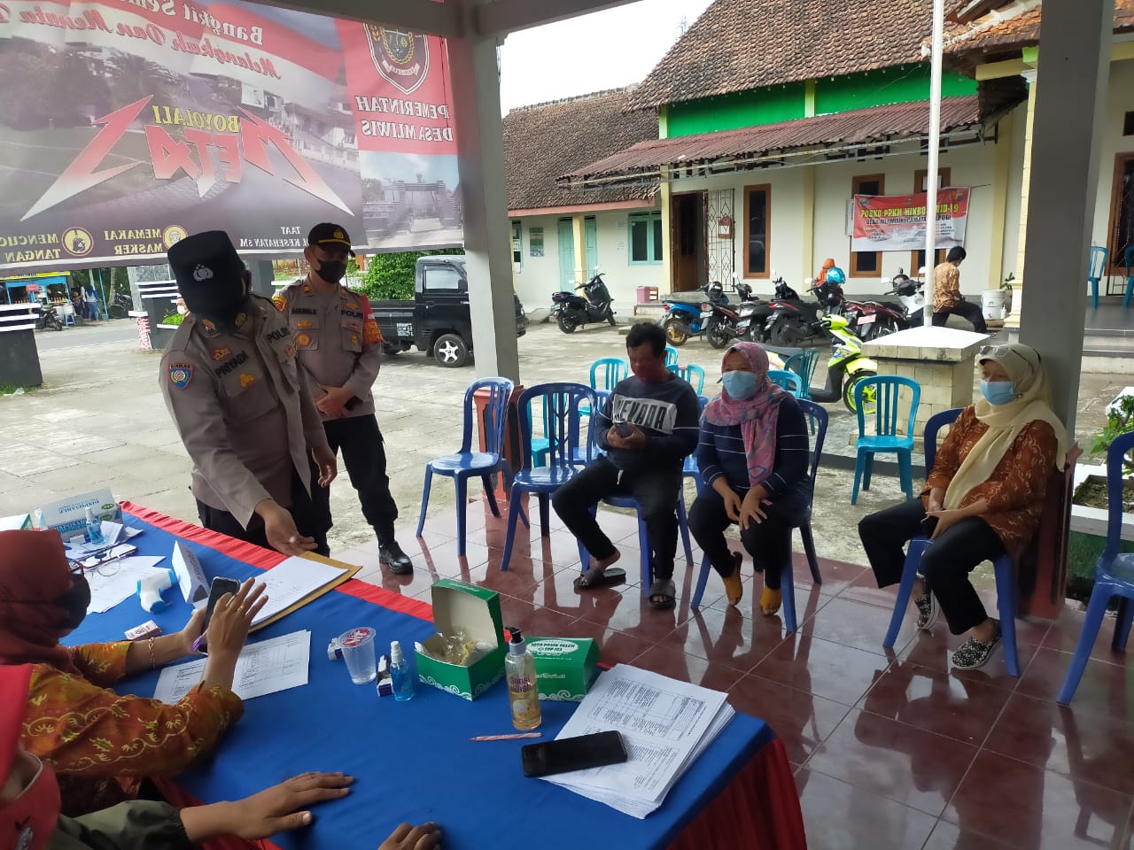 Kapolsek Cepogo Polres Boyolali Pimpin Pengamanan Pelaksanaan Vaksin Covid-19 di Desa Mliwis Kecamatan Cepogo