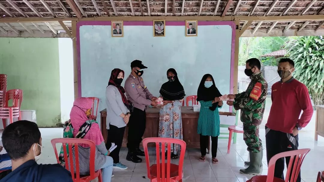 Sinergitas Bhabinkamtibmas dan Babinsa Amankan Pembagian BLT di Desa Binaan