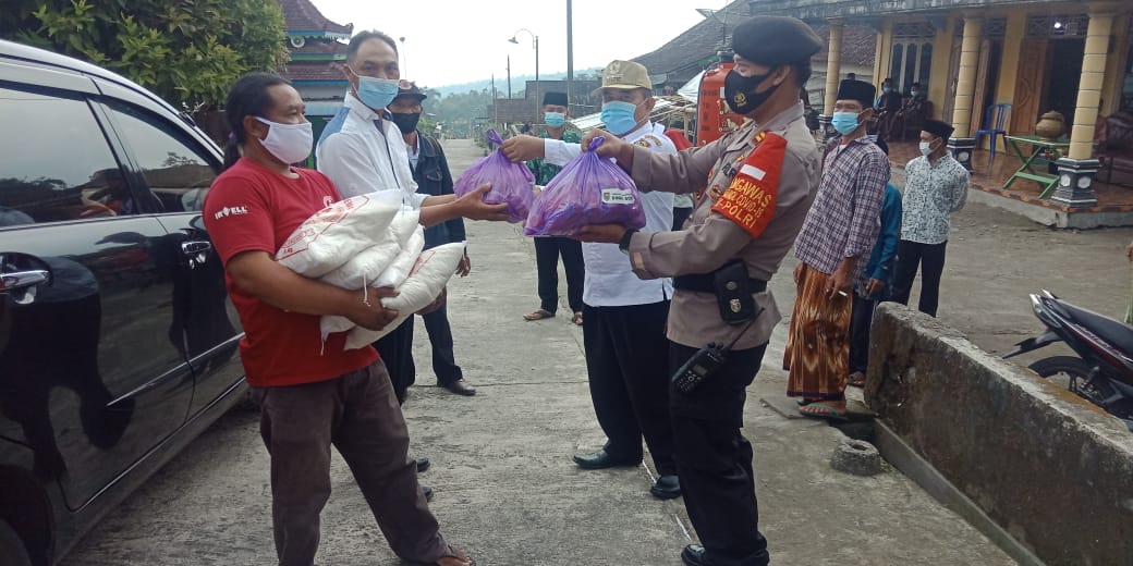 Polres  Boyolali Monitoring Pembagian Bantuan Jaminan Hidup Terhadap Pedagang Kaki Lima Yang Terdampak Adanya PPKM Darurat Wilayah Selo Boyolali