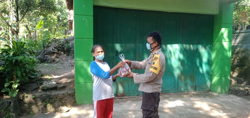 Bhabinkamtibmas Polsek Wonosegoro Polres Boyolali Terlibat Pembagian Daging Kurban