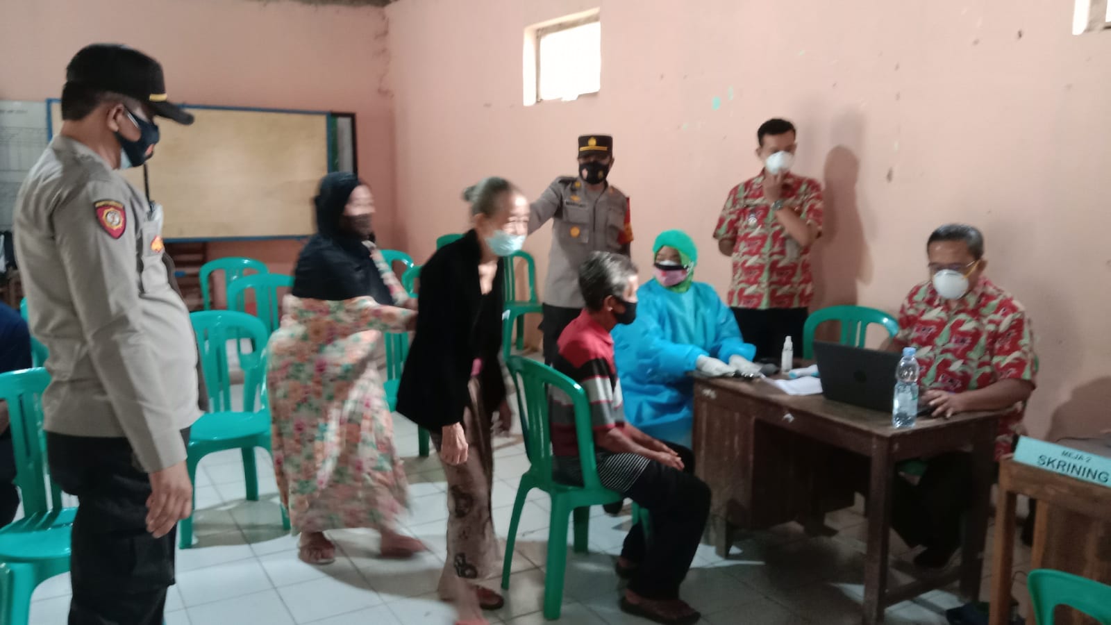 Polres Boyolali Laksanakan Pengamanan Lansia Mengikuti Vaksin