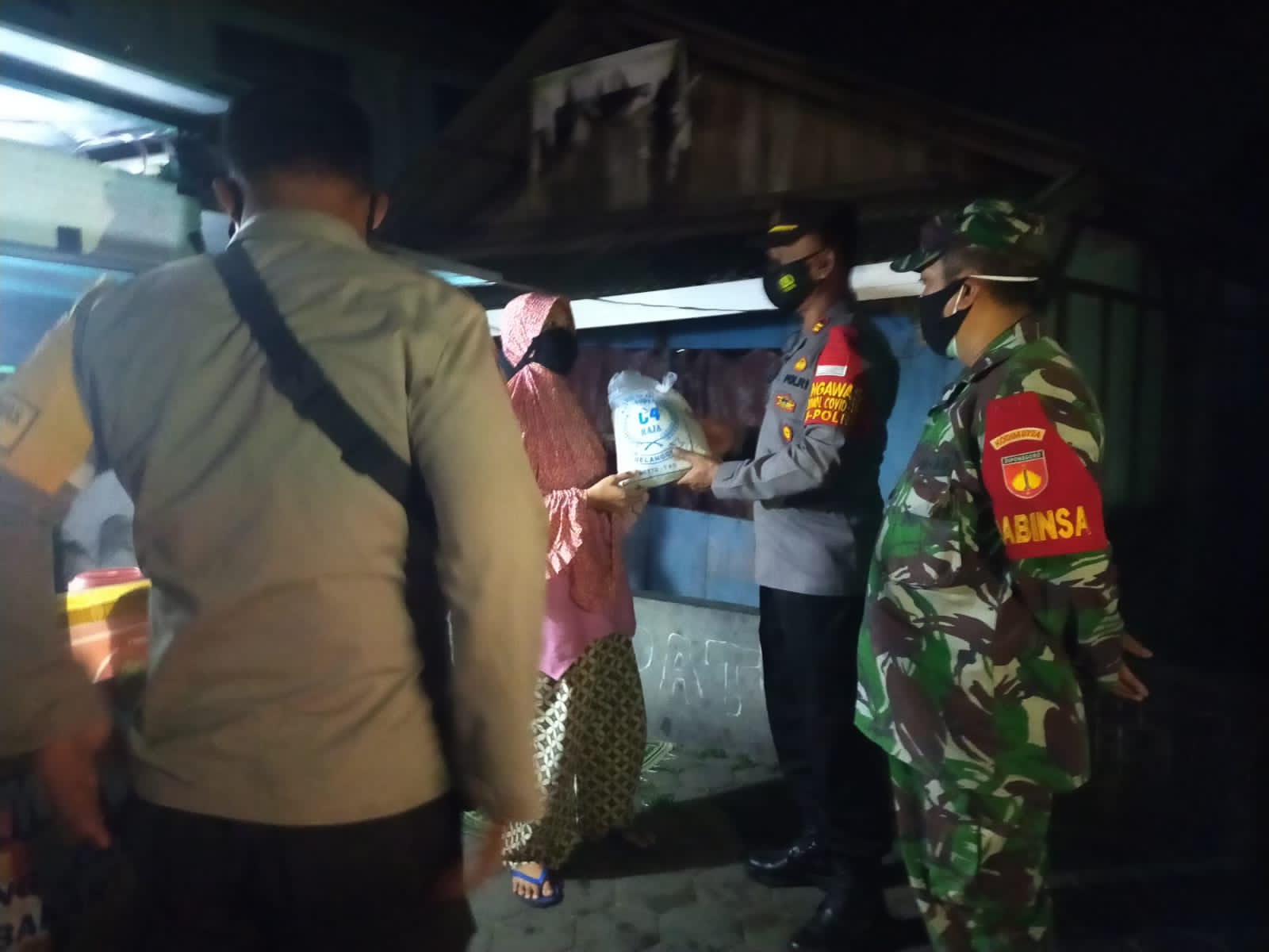 Polres Boyolali Memberikan Bansos PPKM Kepada Warung Hik Akibat Terdampak Pandemi Covid-19