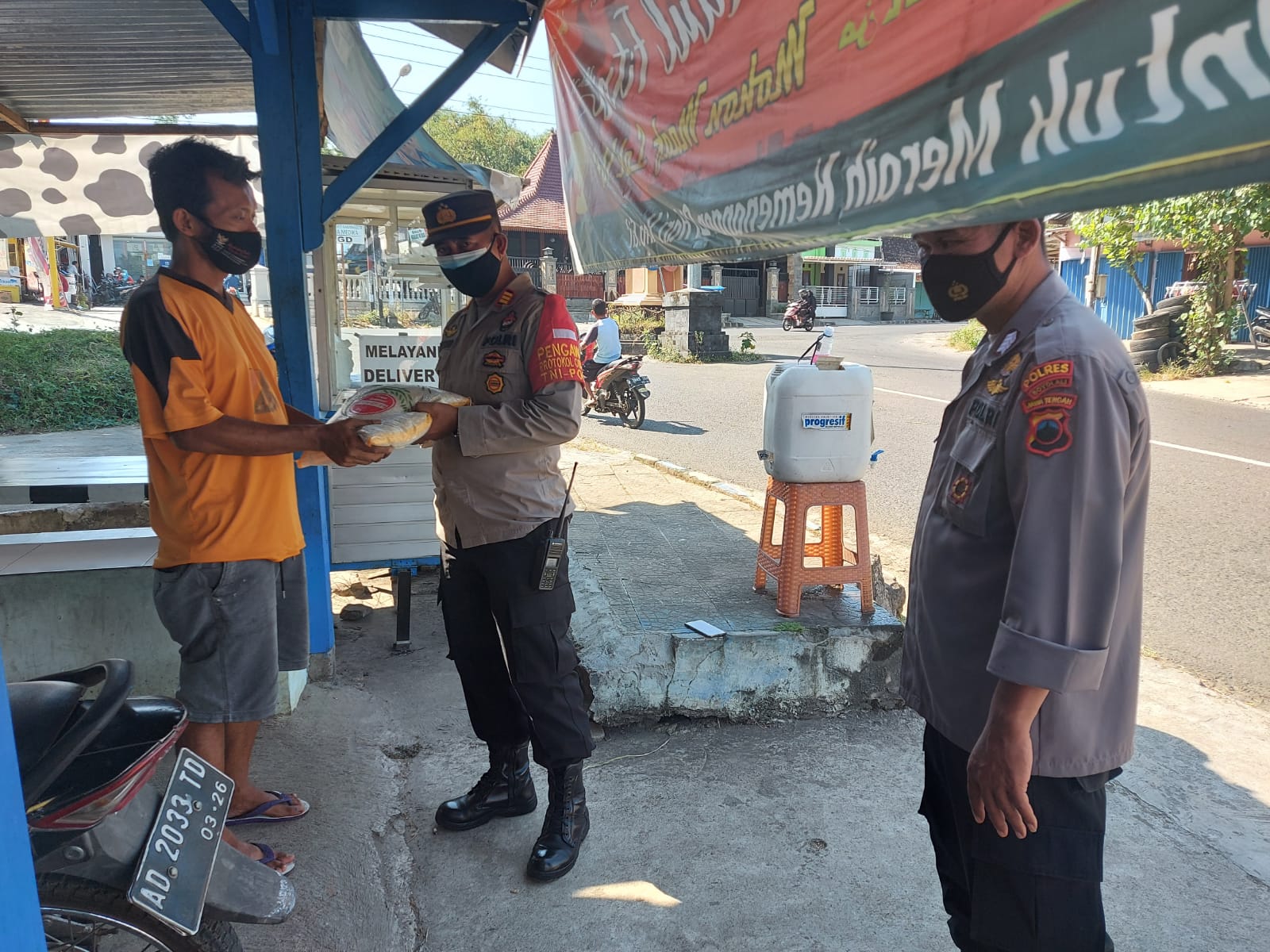 Polres Boyolali Salurkan Bantuan Program Pemerintah Bagi Masyarakat Di Tengah Pandemi Covid-19