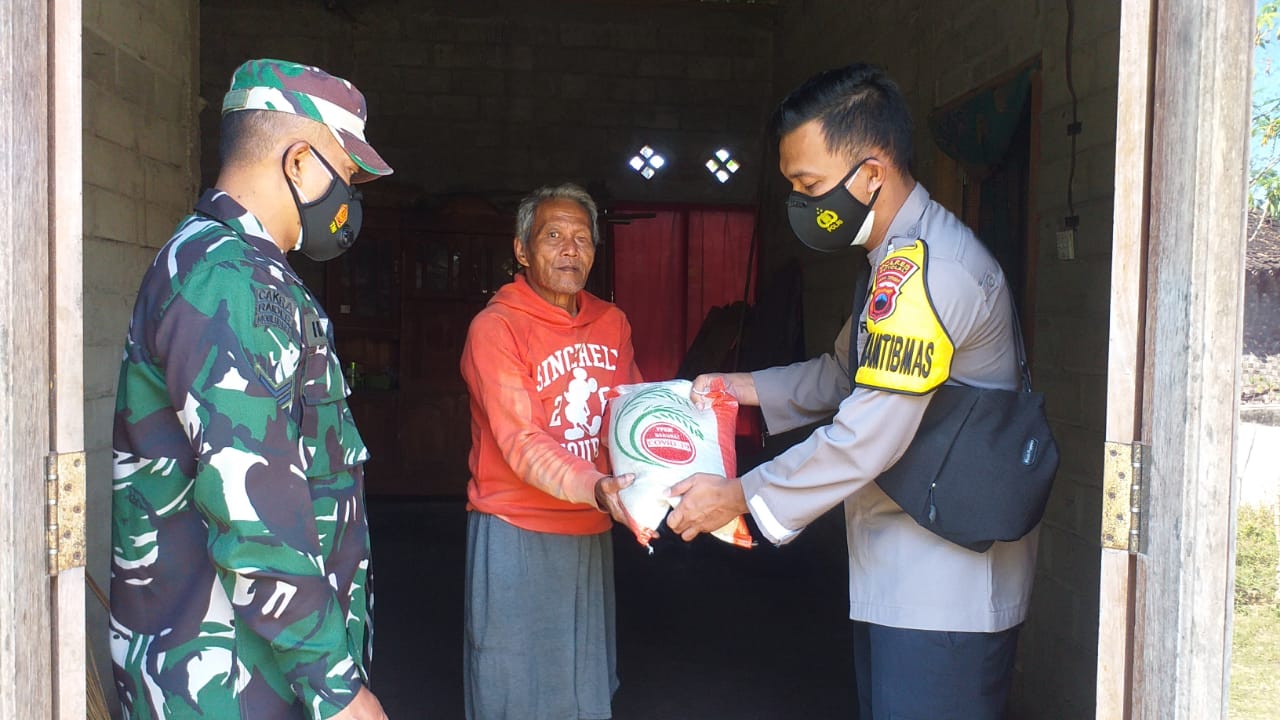 Bhabinkamtibmas Polres Boyolali Salurkan Bantuan Beras Kepada Warga Terdampak PPKM Darurat