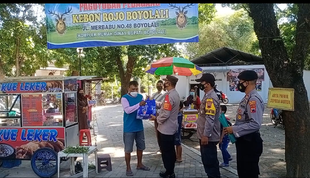 Kapolsek Boyolali Kota Salurkan Bantuan dari Pemerintah Kepada Pedagang Kaki Lima