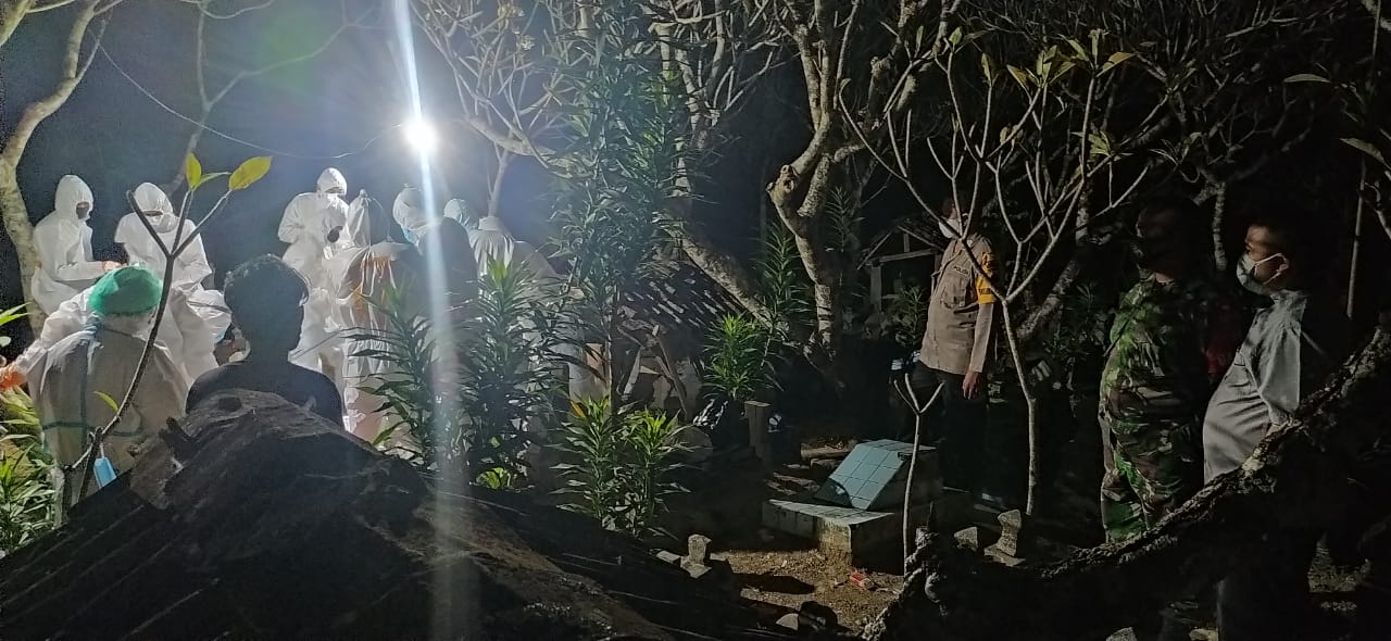 Bhabinkamtibmas Polres Boyolali Pengamanan Pemakaman Protokol Covid 19 Desa Binaan