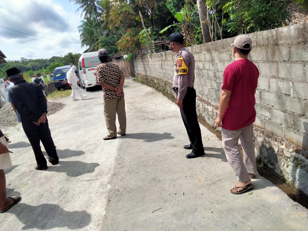 Polres Boyolali Monitoring Pemakaman Standar Protokol Covid-19 Terhadap Warga Desa Dlingo Ditengah PPKM Level 3