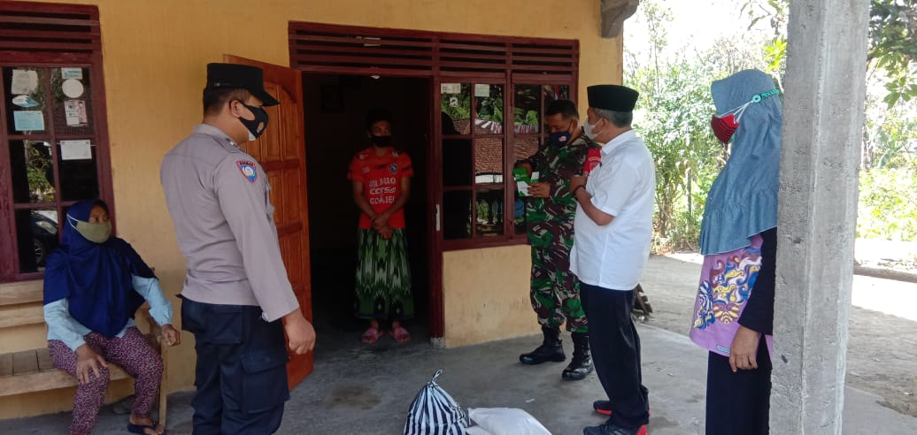 Polres Boyolali Bersama Empat Pilar Desa Mliwis Melaksanakan Tracing dan Memberikan Sembako Kepada Warga Yang Terpapar Covid-19