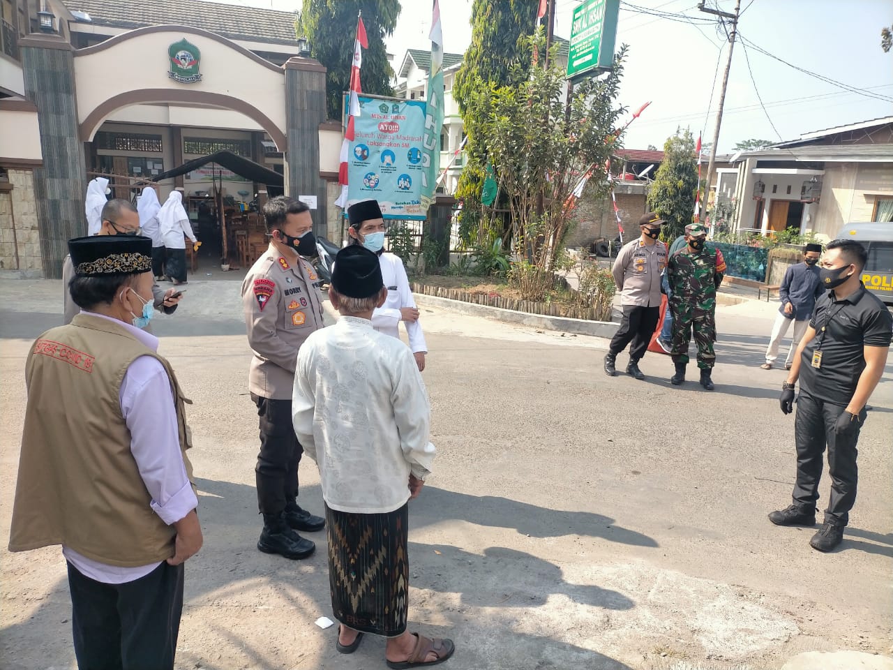 Polres Boyolali Monitoring Vaksinasi Merdeka Candi Kepada Santri Ponpes Al Huda Doglo