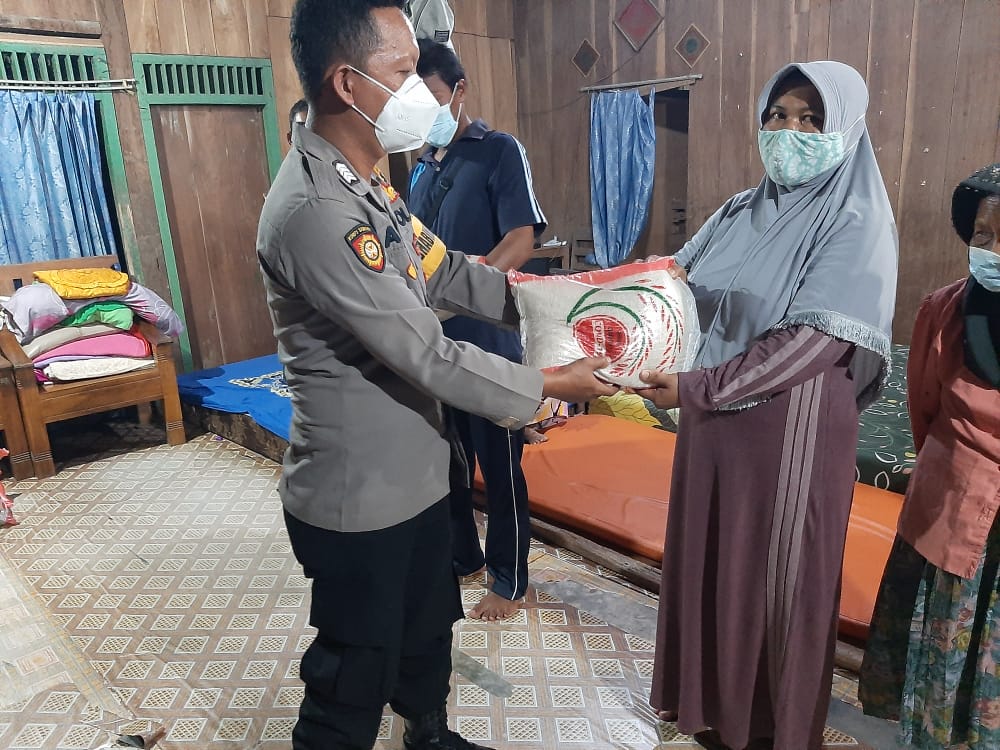 Tengah Malam Bhabinkamtibmas Polres Boyolali Bripka Arief Bansos Beras