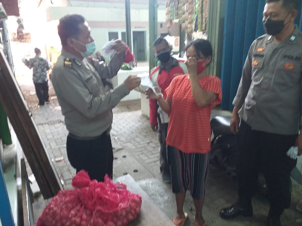 POLSEK SAMBI PATROLI DIALOGIS DENGAN SASARAN PENDISIPLINAN PROKES DI TEMPAT FASILITAS PUBLIK PASAR SAMBI