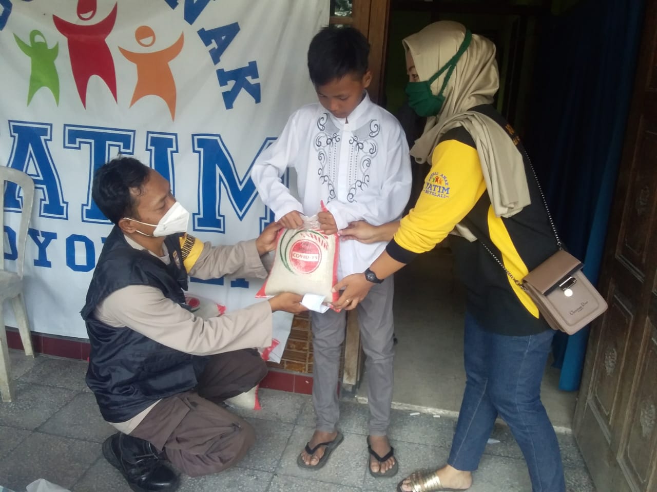 Bhabinkamtibmas Polres Boyolali Mendampingi Sunat Massal